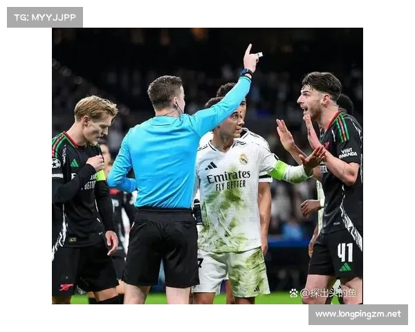 如何理解小卢卡斯在巴黎圣日耳曼队中的替补角色与发展前景